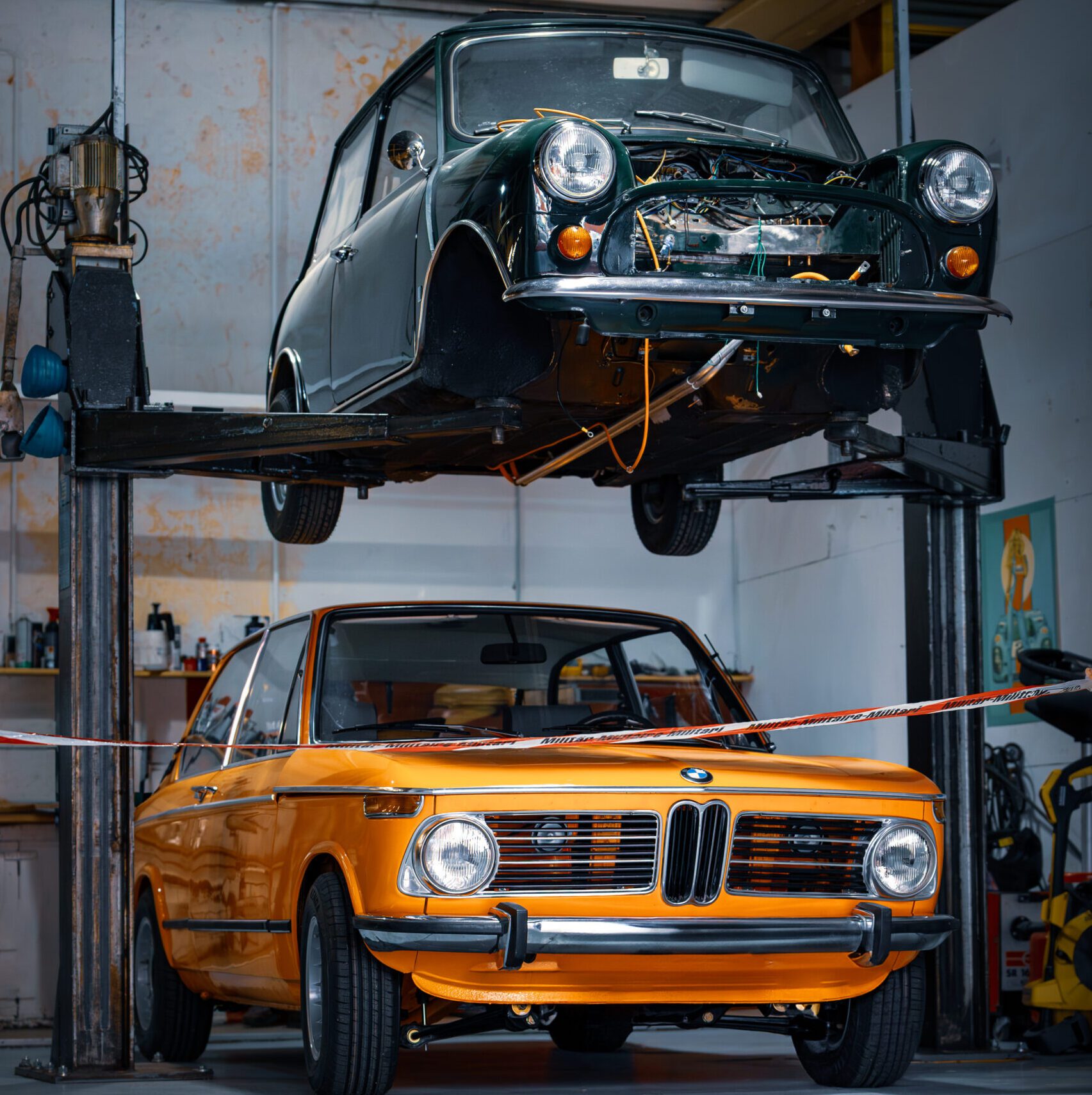 Alter BMW und MINI in einer Garage, fotografisch festgehalten durch Kameralaus.