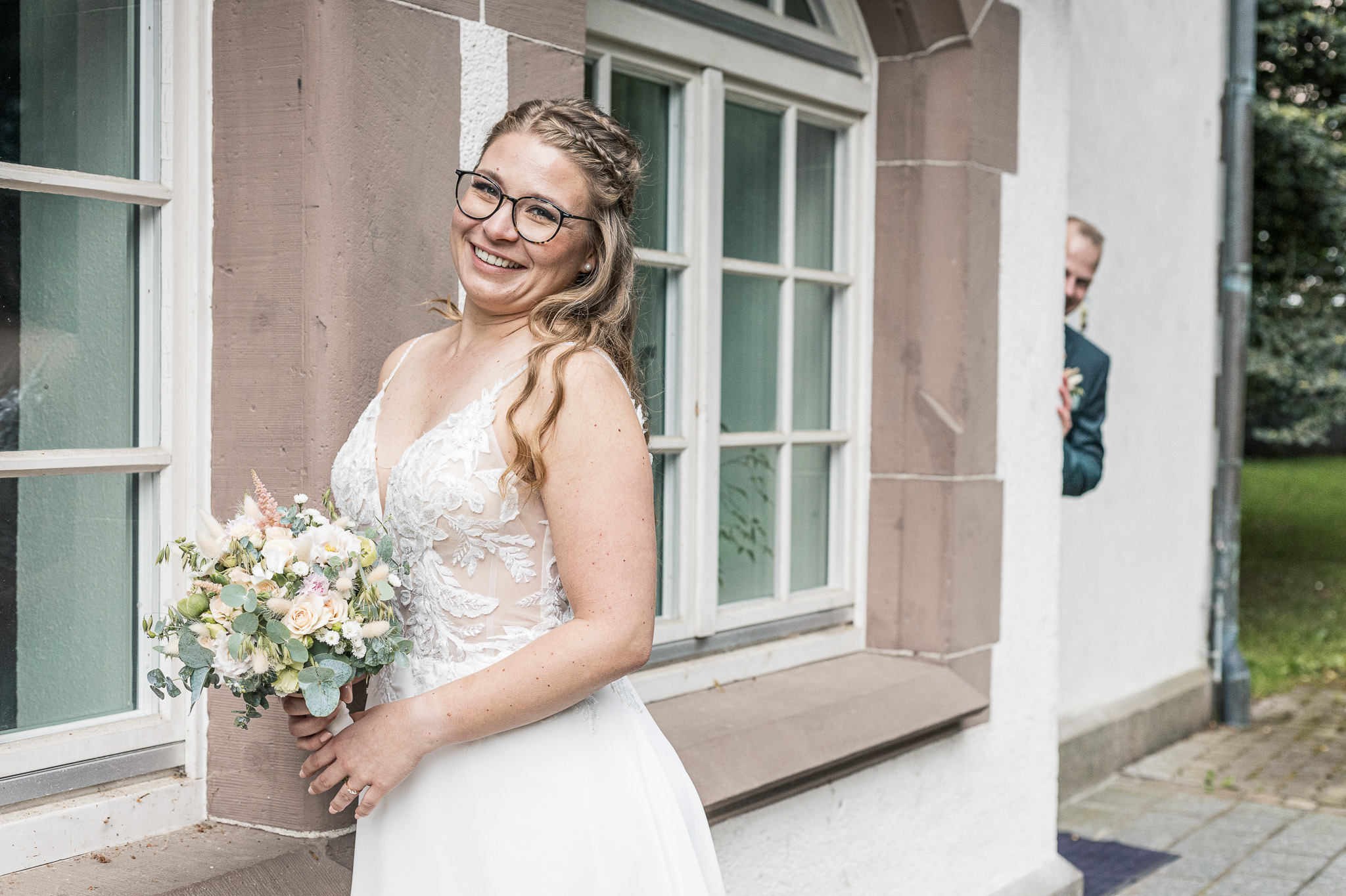 Witziges Fotoshooting nach der standesamtlichen Trauung in Brombach mit dem frischen Ehepaar, fotografiert durch Kameralaus.