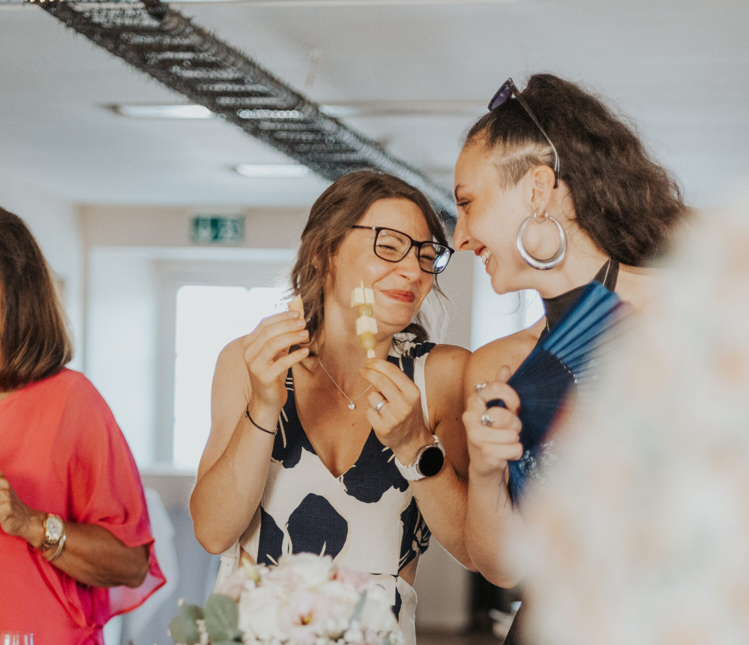Amüsierte Frauen bei einer Standesamtlichen Hochzeit beim Sektempfang in Rheinfelden in Schloss Beuggen fotografiert von Kameralaus