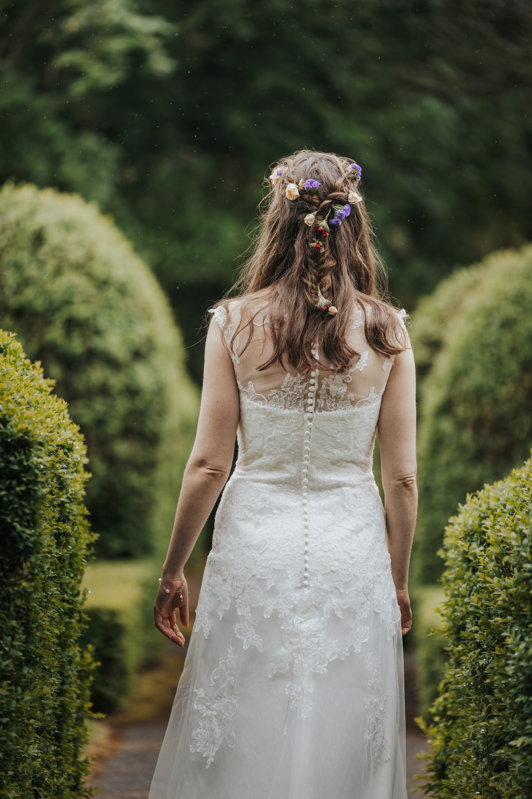 Braut in Riehen in der Schweiz im Wenkenhof nach der Standesamtlichen Hochzeit beim Brautshooting mit Kameralaus.