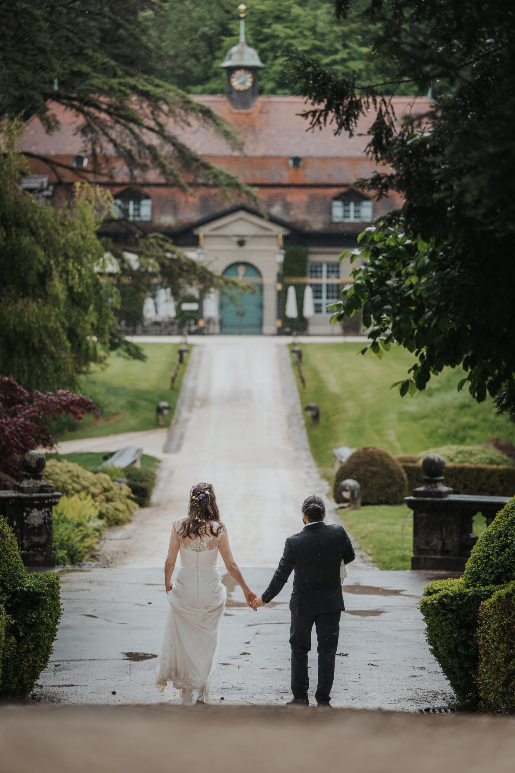 Hochzeitspaar im Wenkenhof nach standesamtlicher Hochzeit in Riehen, fotografiert durch Kameralaus.