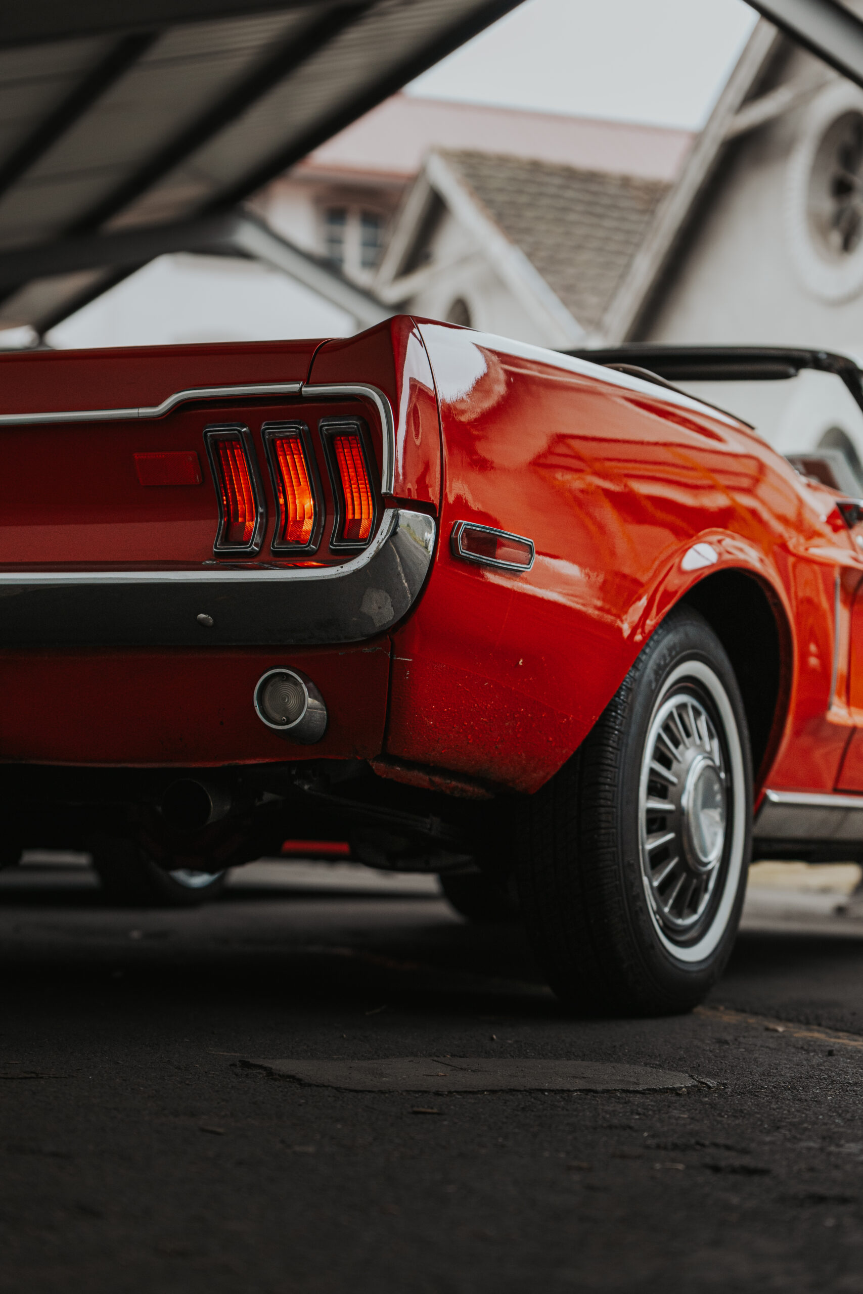 Alter Ford Mustang fotografiert durch Kameralaus auf einem Werksareal