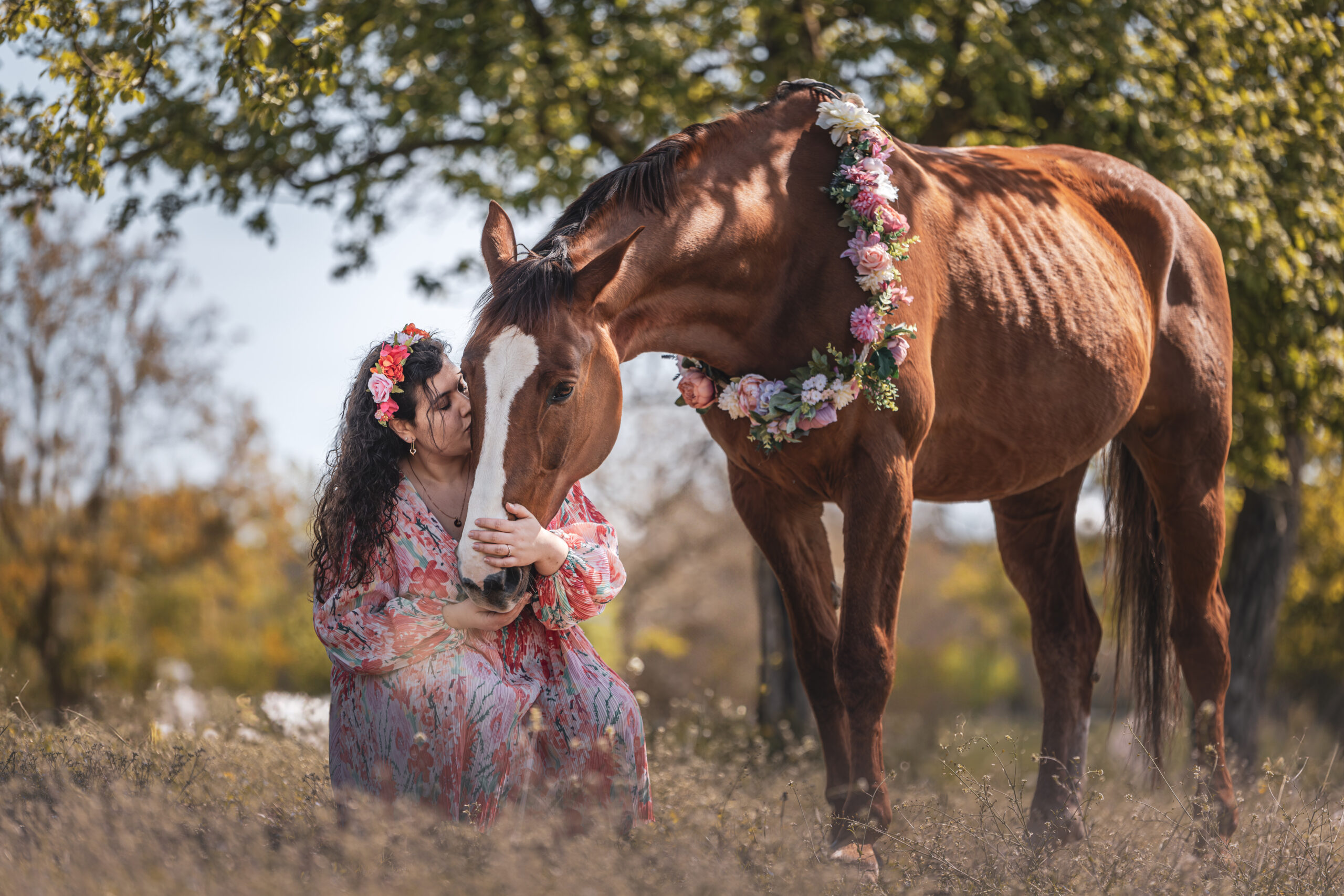 Wunderschöne Frau mit ihrem Pferd, blumengeschmückt in Lörrach beim Reitverein, fotografiert durch Kameralaus.